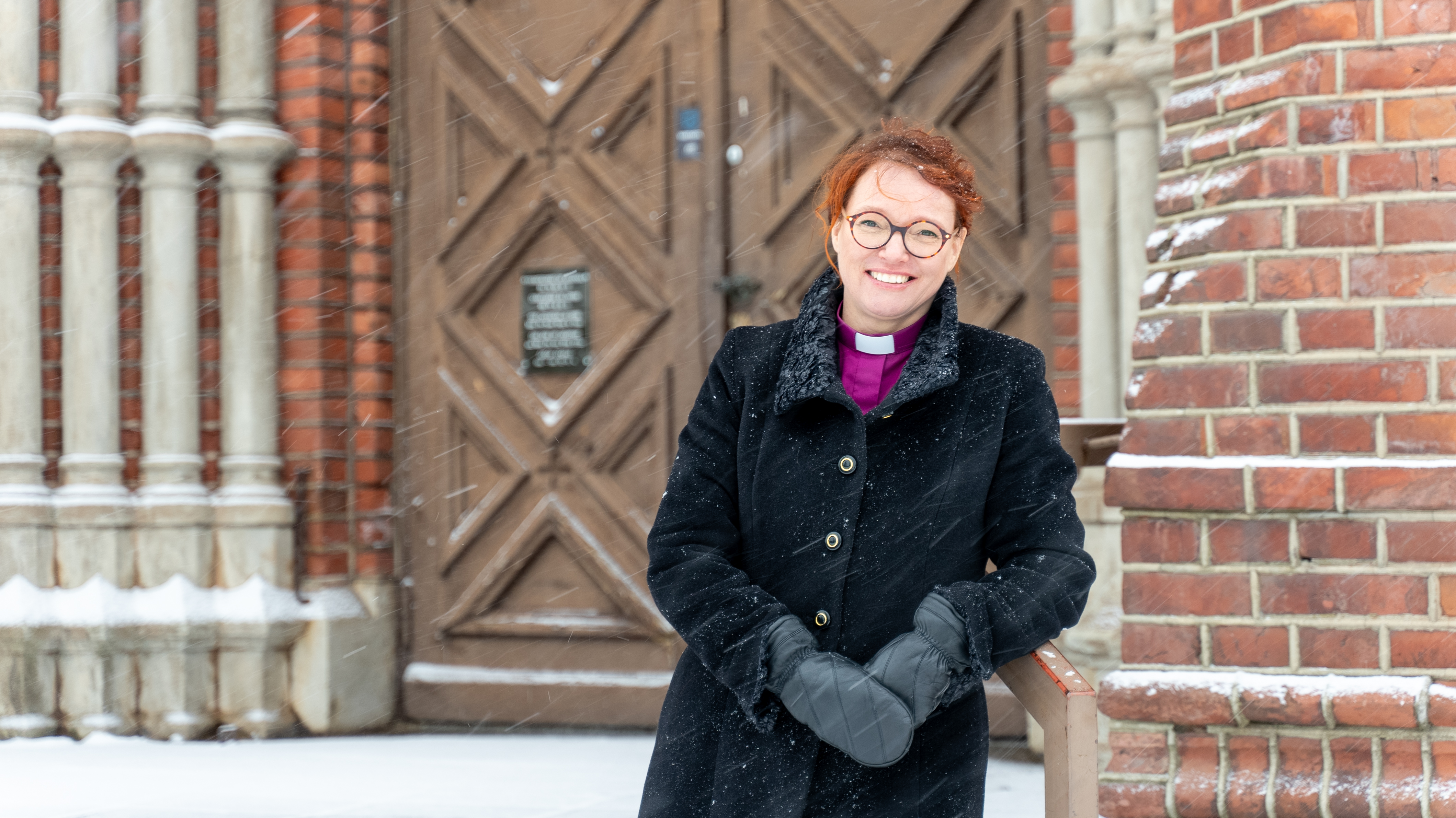 Piispa Mari Parkkinen Mikkelin tuomiokirkon portailla.