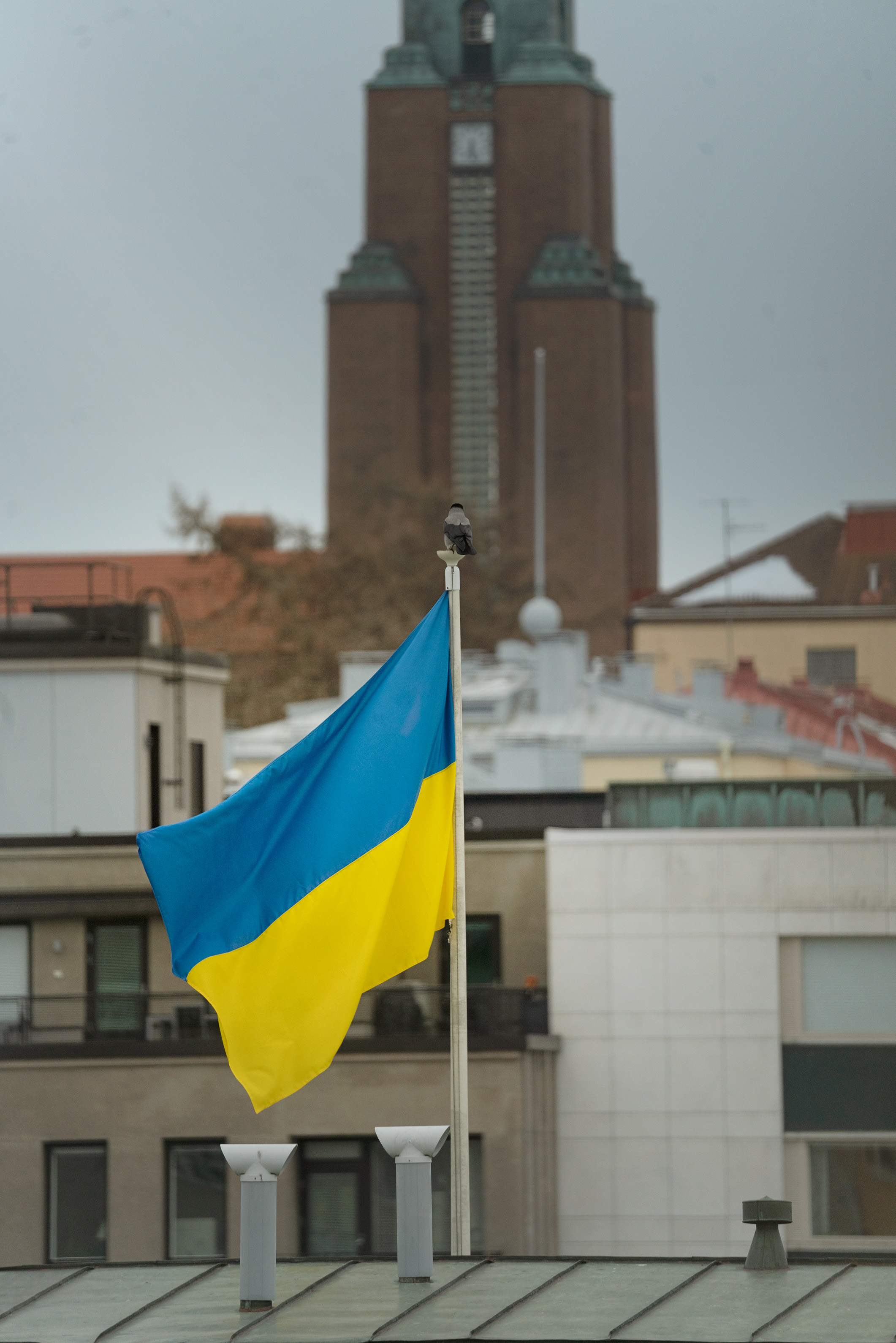 Ukrainan lippu salossa, taustalla Lahden kaupungintalon torni.