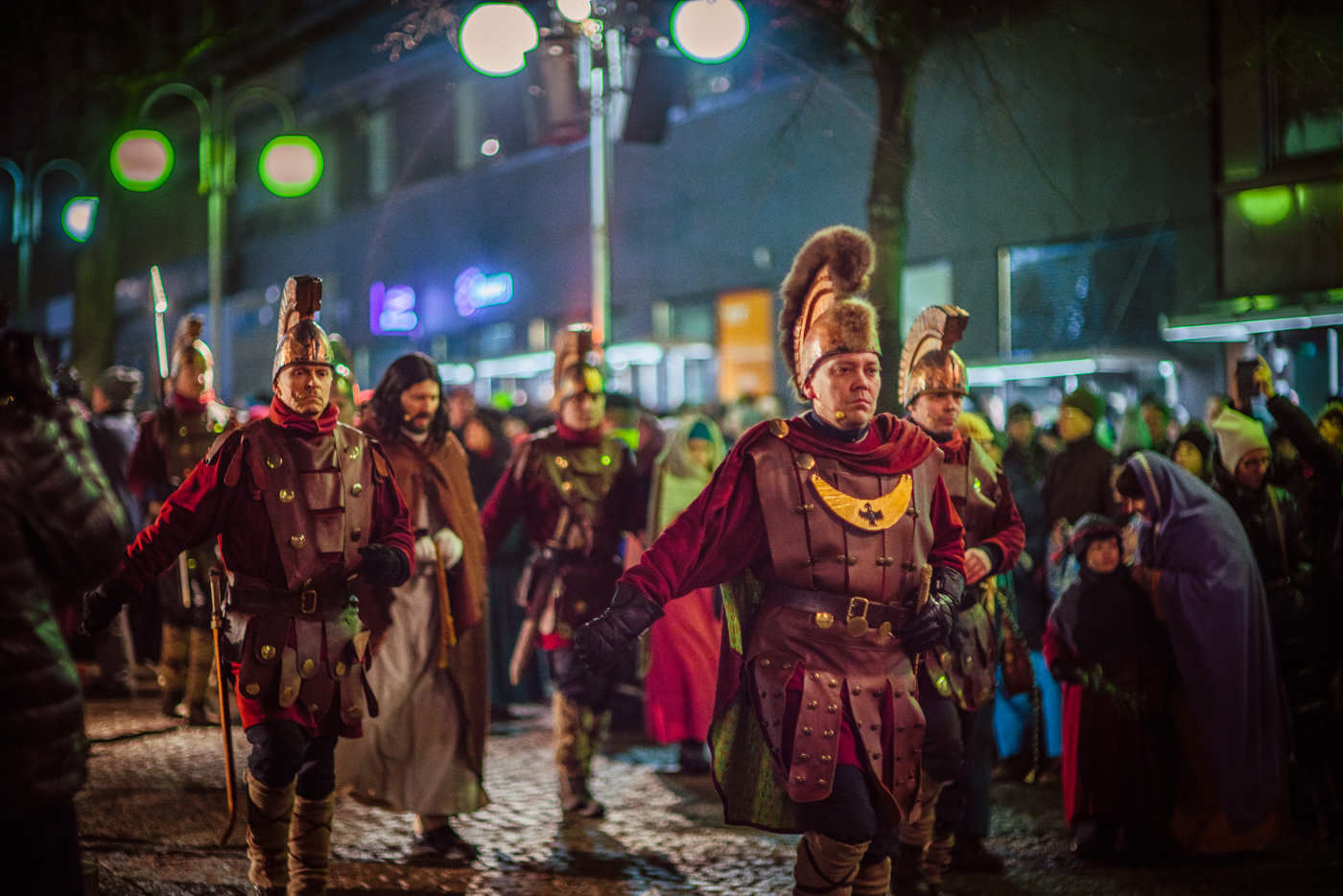 Kuva Kärsimystie-katunäytelmän esityksestä vuonna 2016. Roomalaisia sotilaita ja yleisöä.