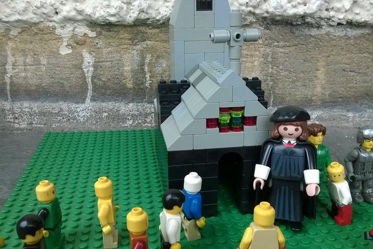 Legohahmoina Luther ja ihmisiä kirkossa.