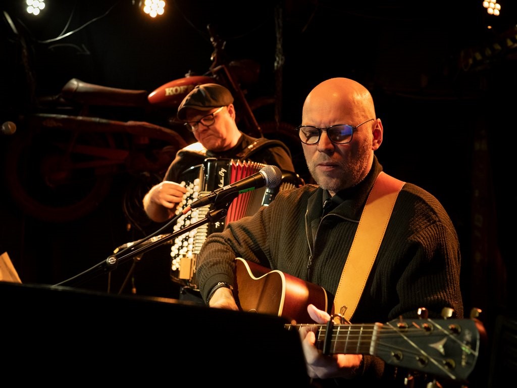 Kuvassa Hannu Lehdeskoski soittaa kitaraa ja Mika Kupari haitaria.