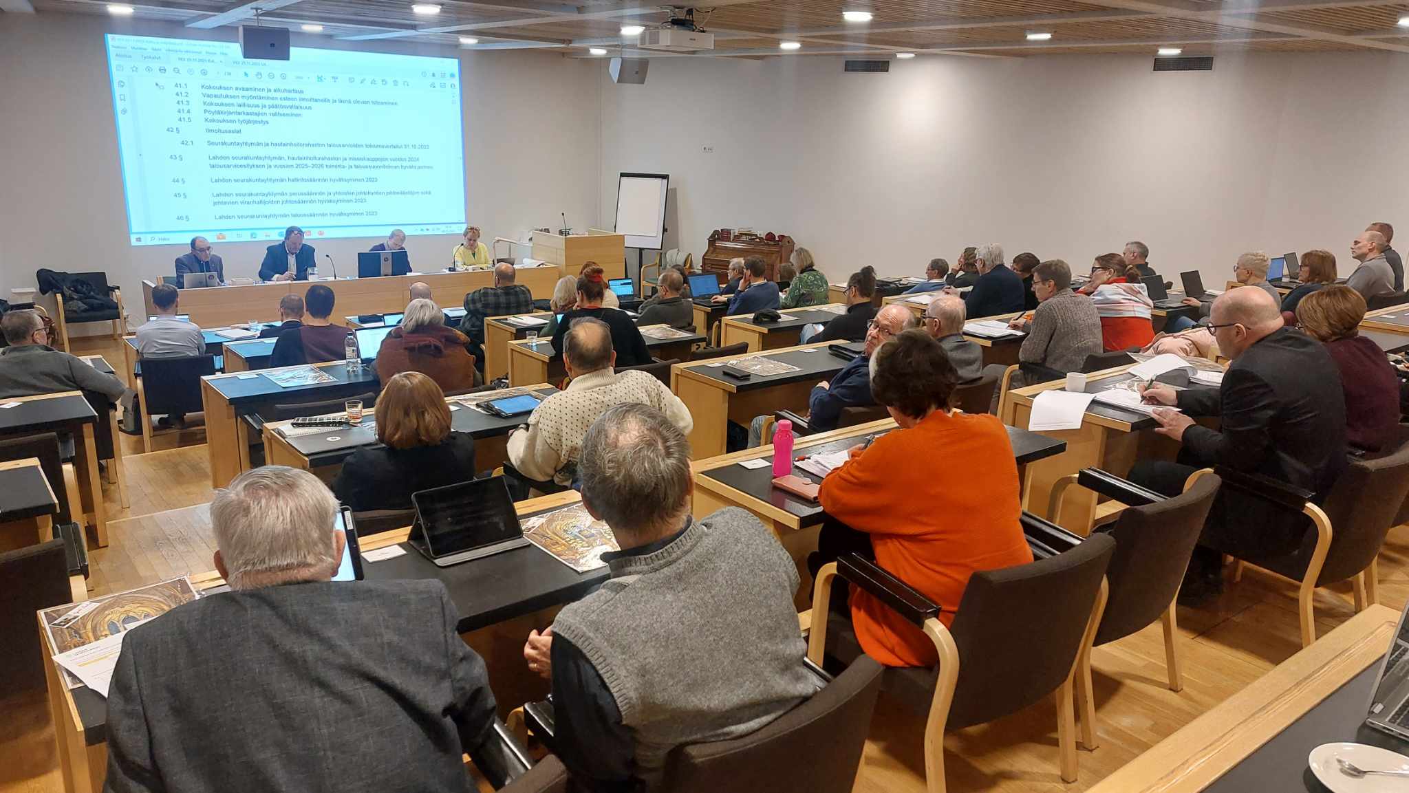 Kuva Lahden yhteisestä kirkkovaltuustosta, joka kokoontui Ristinkirkon auditoriossa.