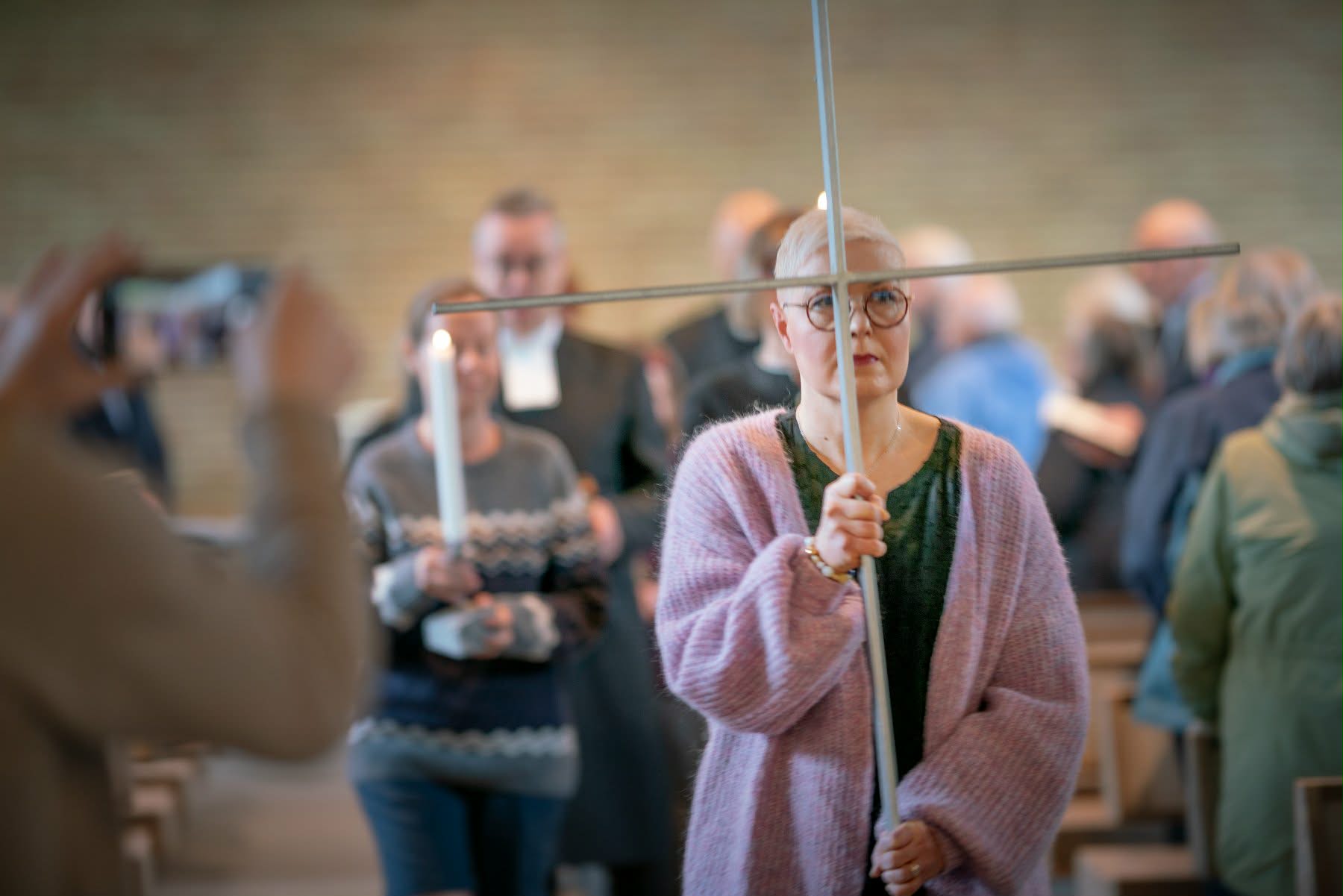 Ristikulkue ulos Salpausselän kirkosta.