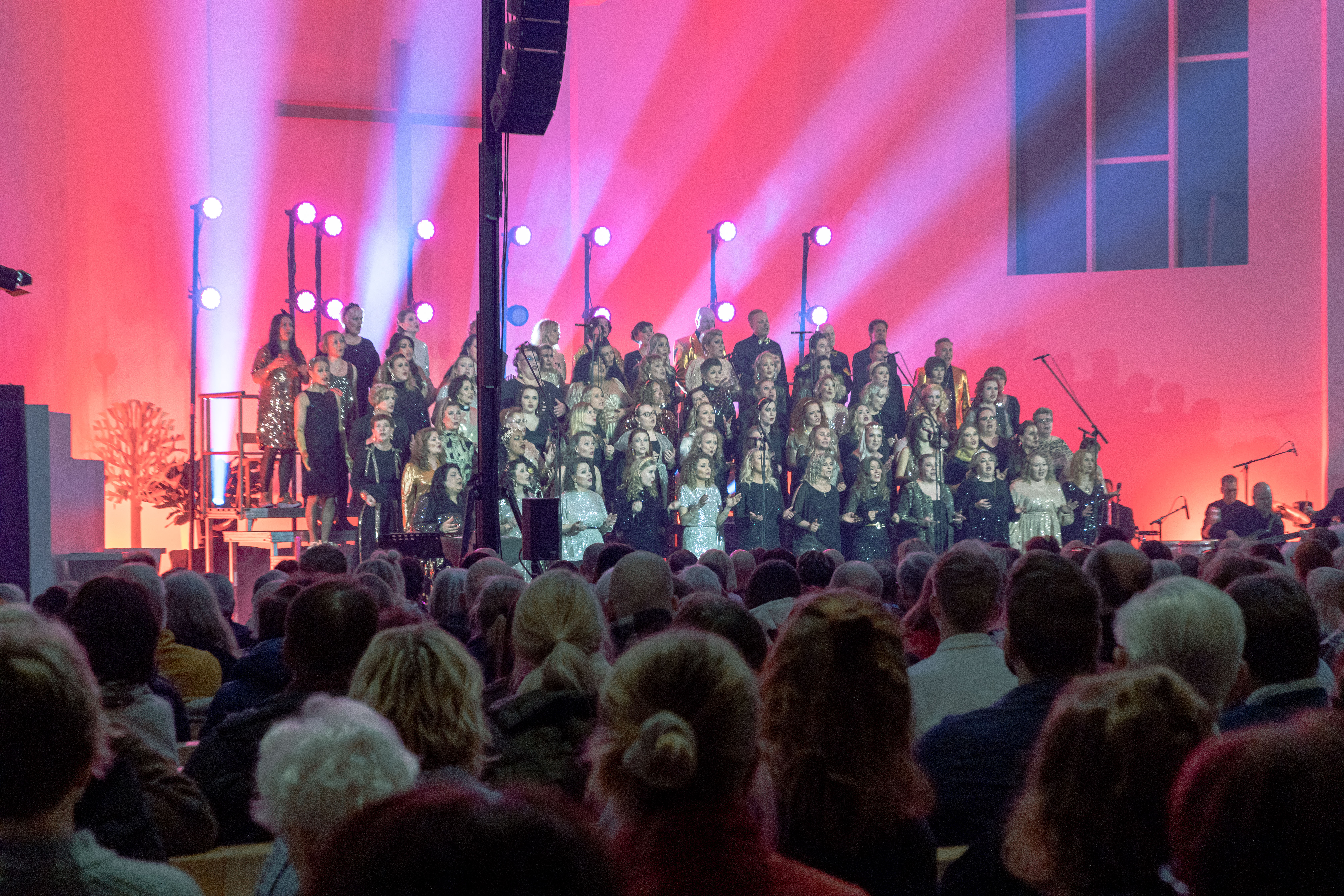 Lahden Gospelkuoro konserttikuvassa Lahden Ristinkirkossa.