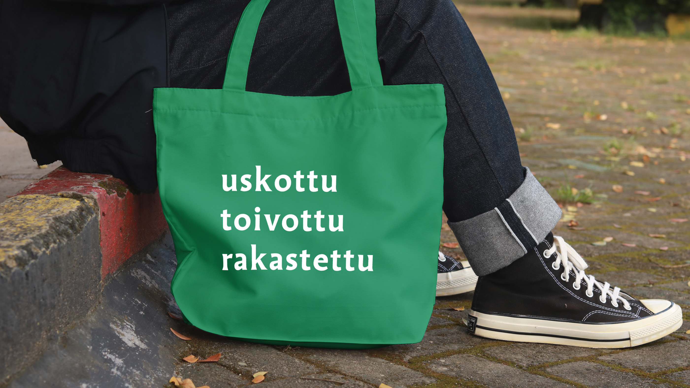 Uskottu toivottu rakastettu. Seurakuntavaalien mainoskassi, tennarit.