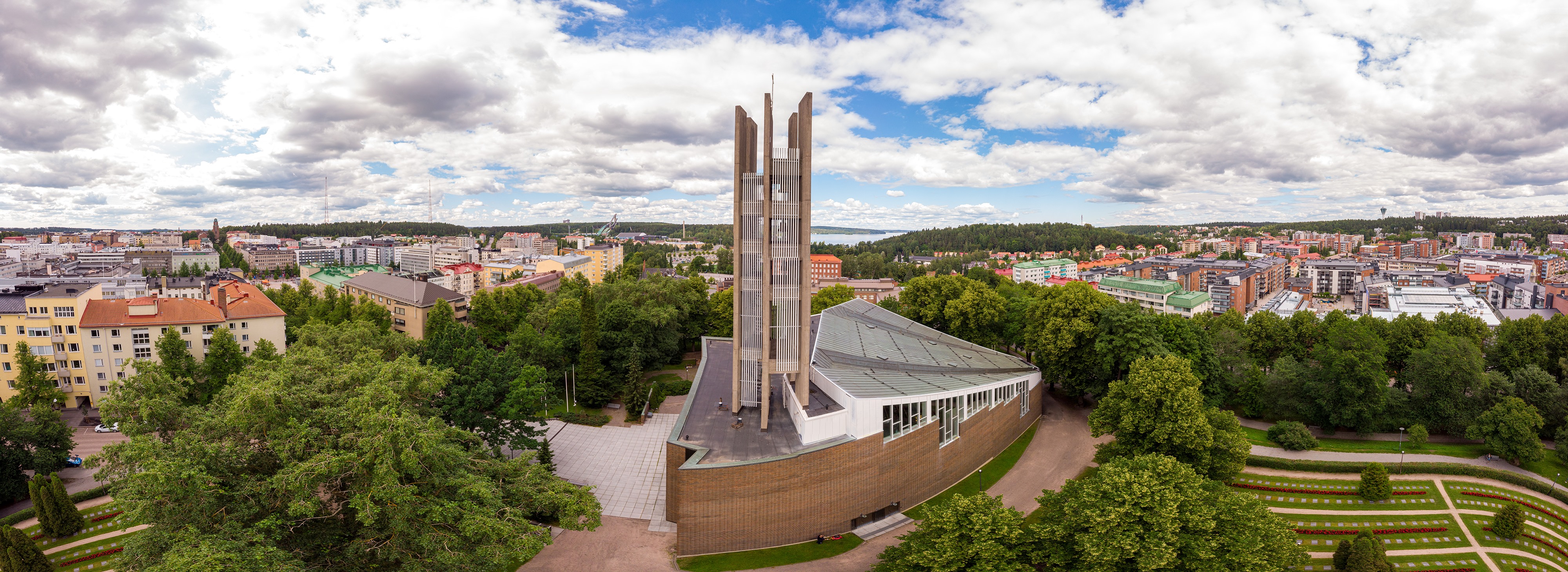 Ilmakuva Lahden Ristinkirkosta. Taustalla kirkkopuisto ja Lahden keskusta.