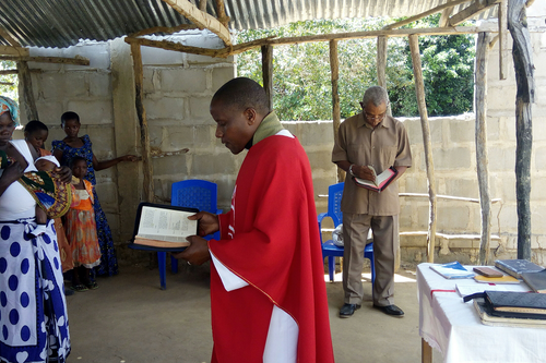 Pastori Lyakungi kastaa lasta Mtwaran seurakunnassa Tansaniassa.