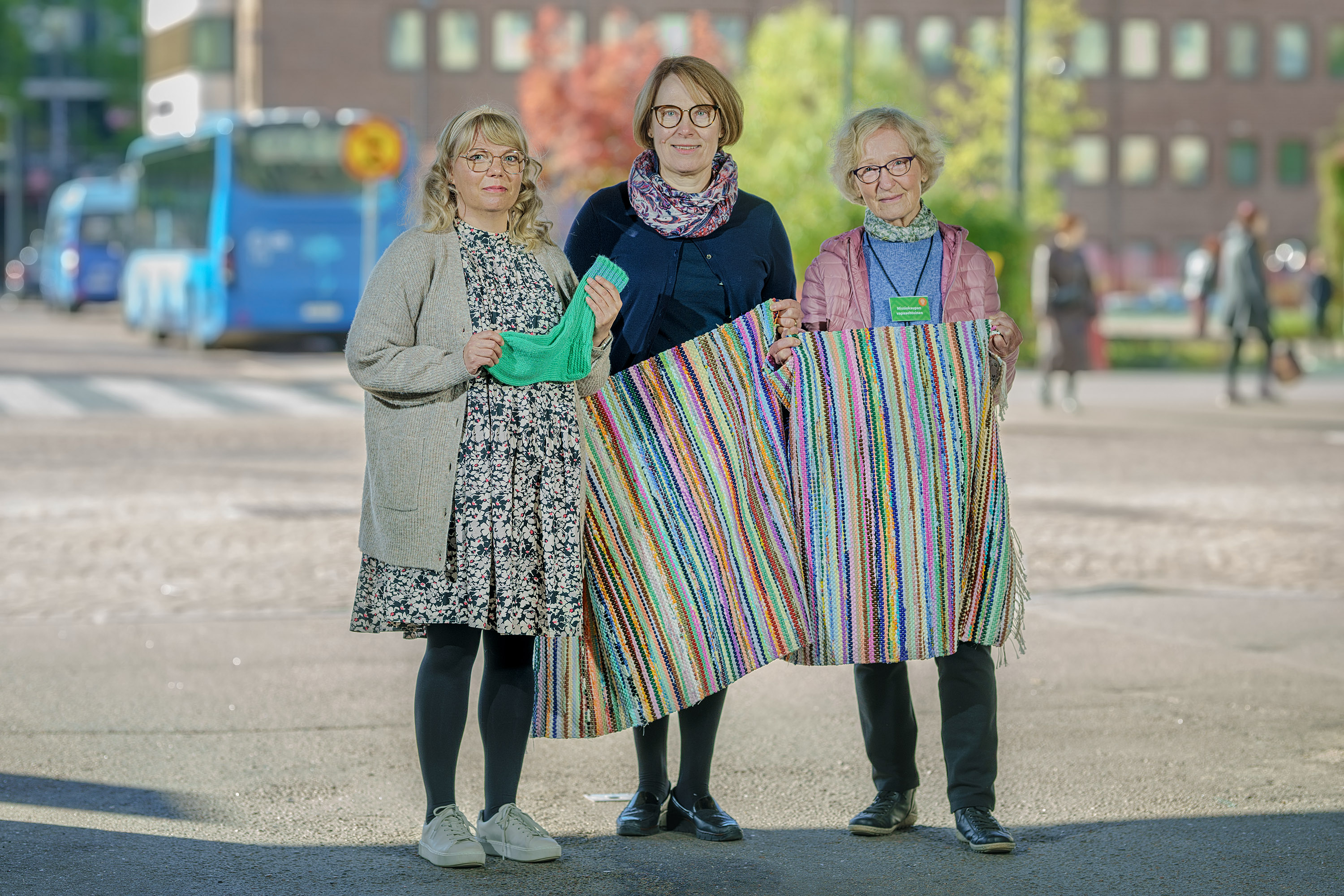 Kuvassa diakoni Sirpa Sihvonen, kaupanhoitaja Päivi Reinikka ja Missiokaupan vapaaehtoinen Anja Hulkkonen e...