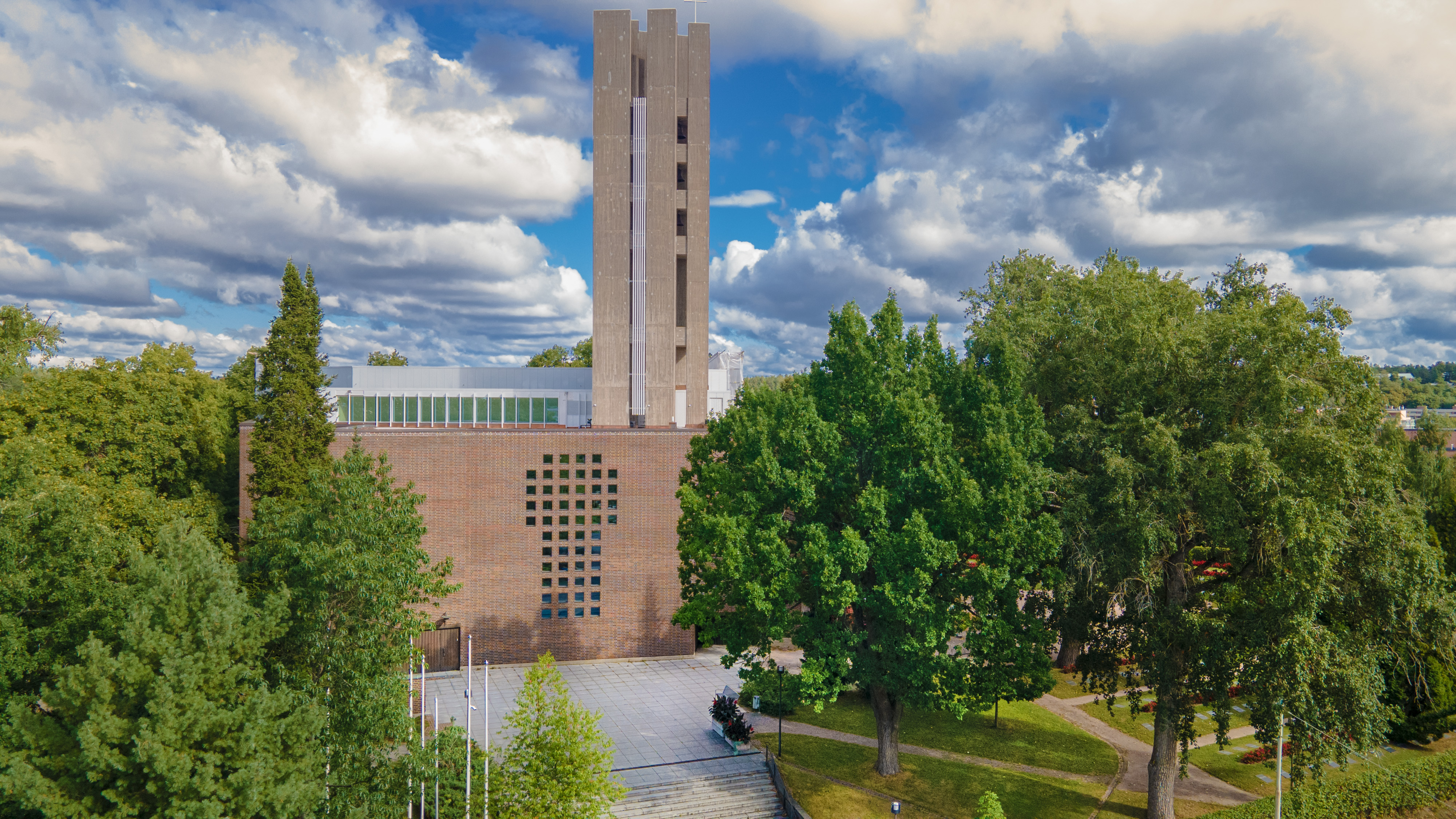 Ristinkirkon kesäinen ulkokuva.