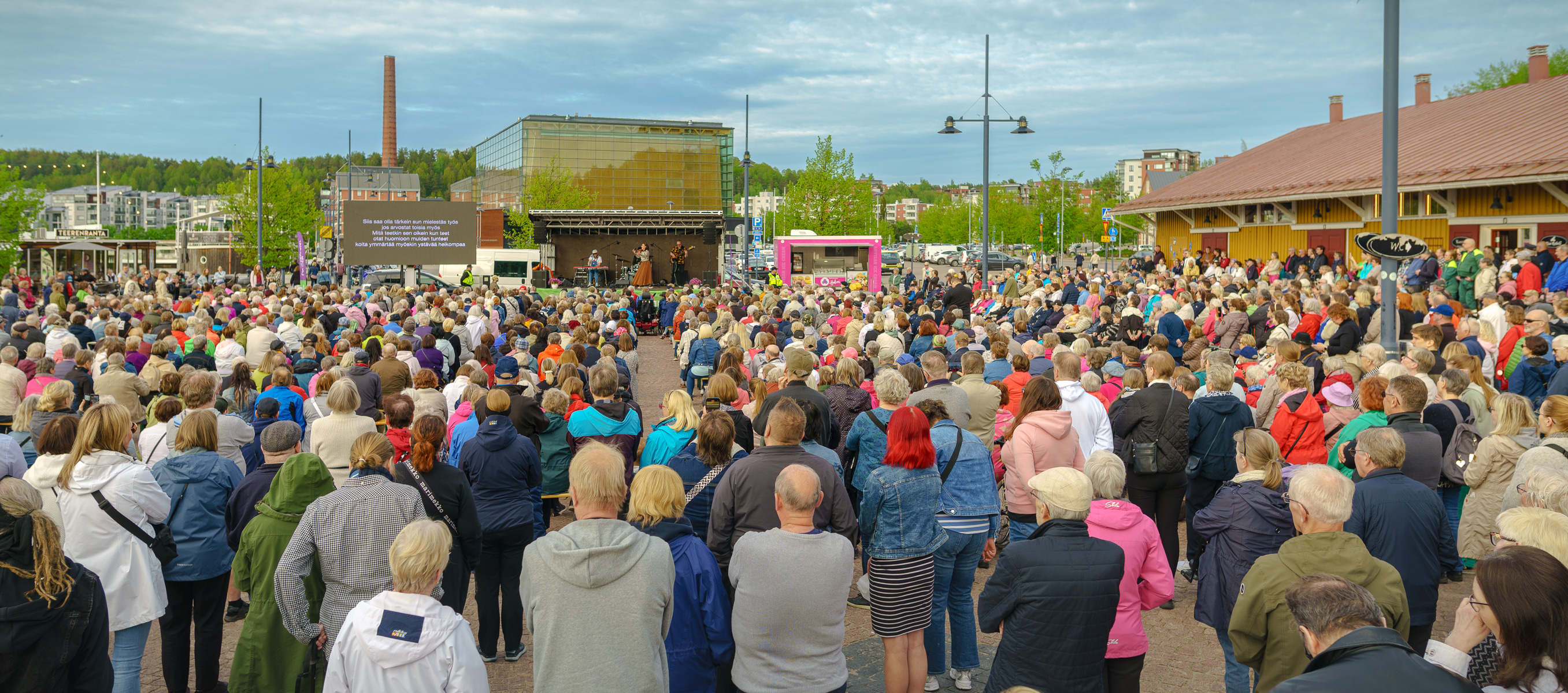 Kuva Suvivirsi-tapahtumasta Lahden matkustajasatamasta. Paljon yleisöä.