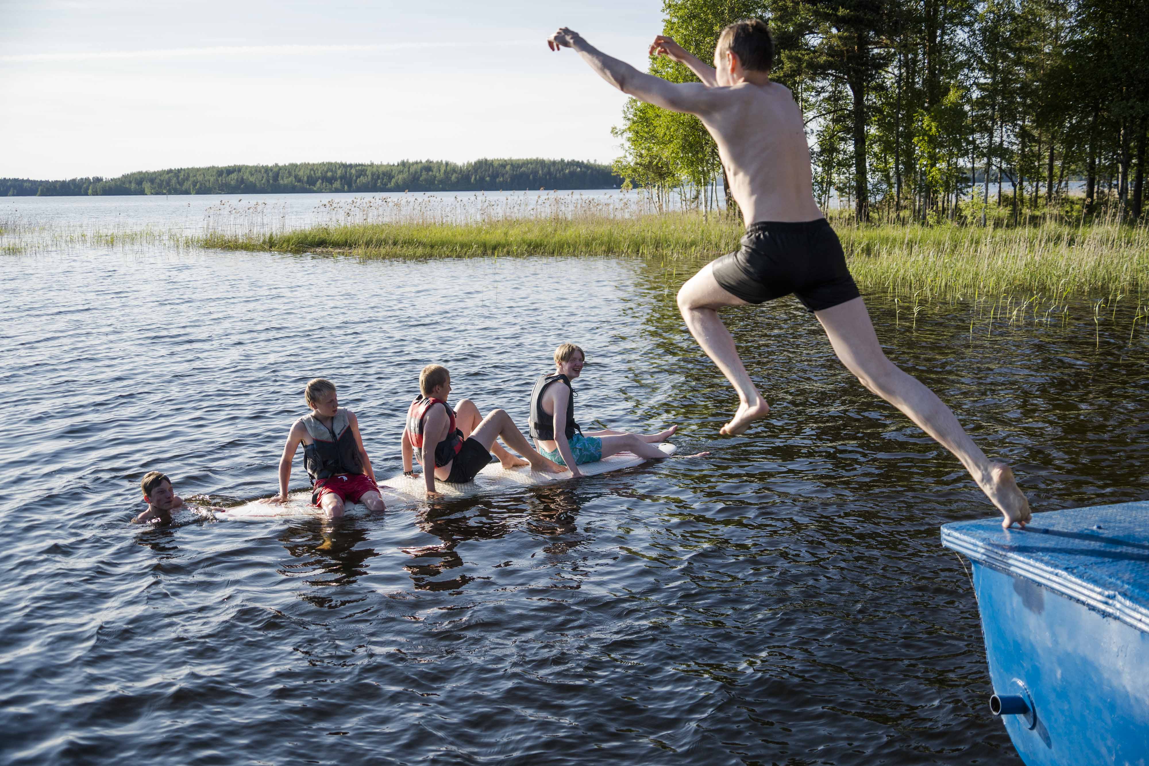 Uimahyppykuva Lahden seurakuntien rippileiriltä Asikkalan Heinäsaaresta.