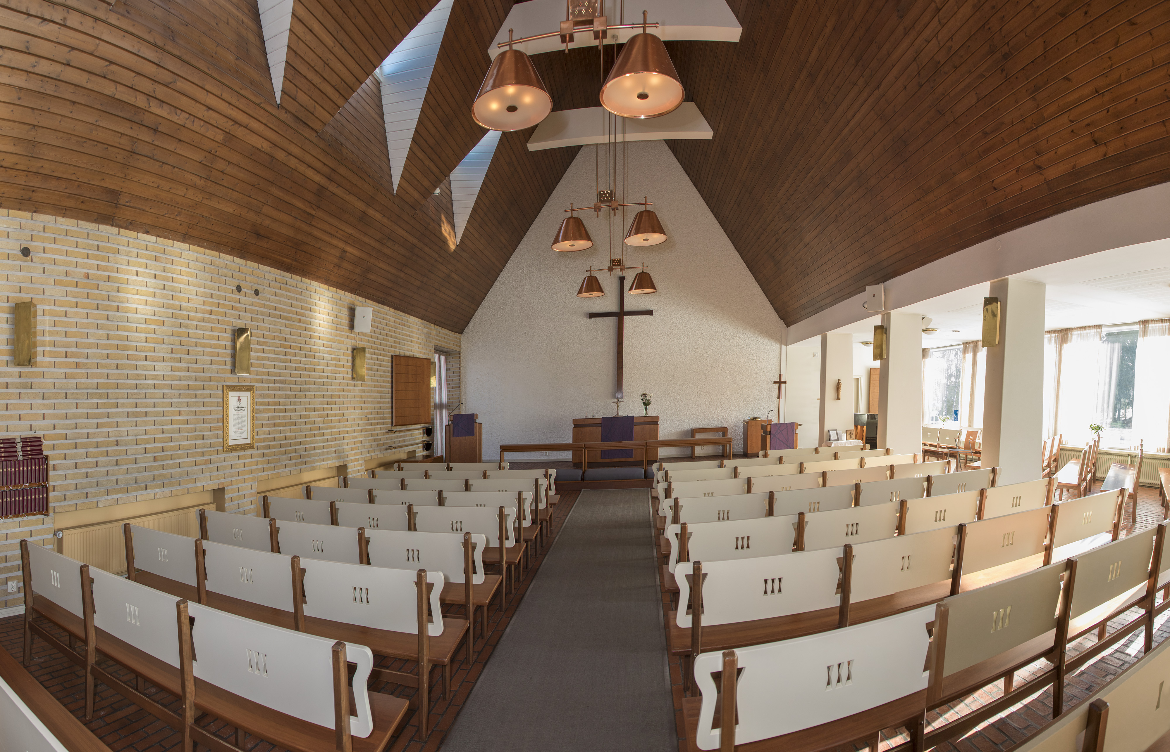 Sisäkuva Launeen kirkon kirkkosalista.