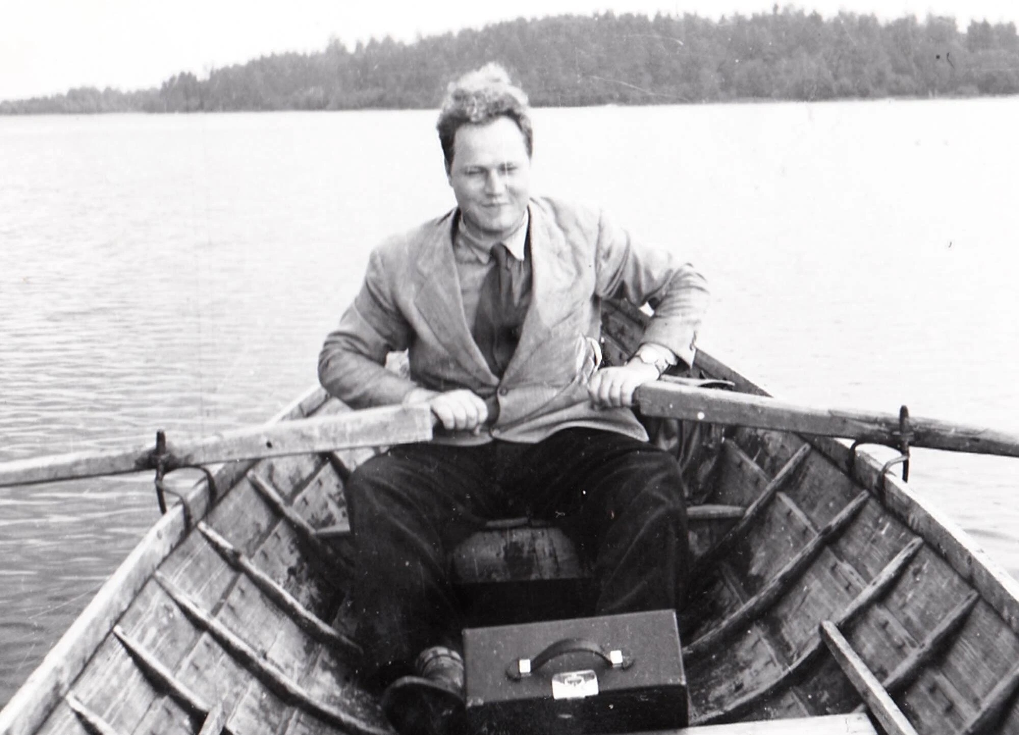 Kuvassa Pentti Sormunen soutaa puisella veneellä