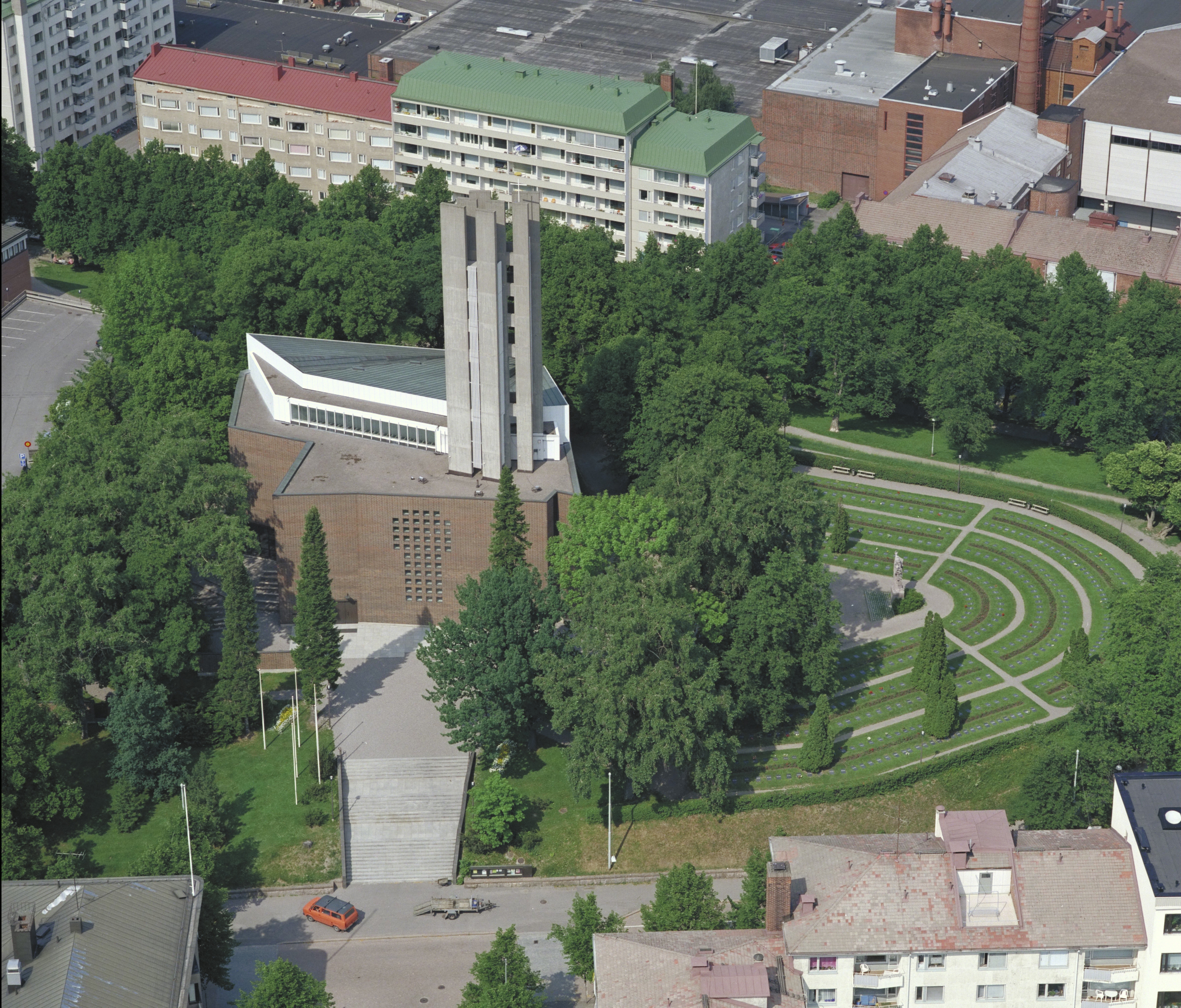 Ilmakuva Lahden Ristinkirkosta ja kirkkopuistosta.