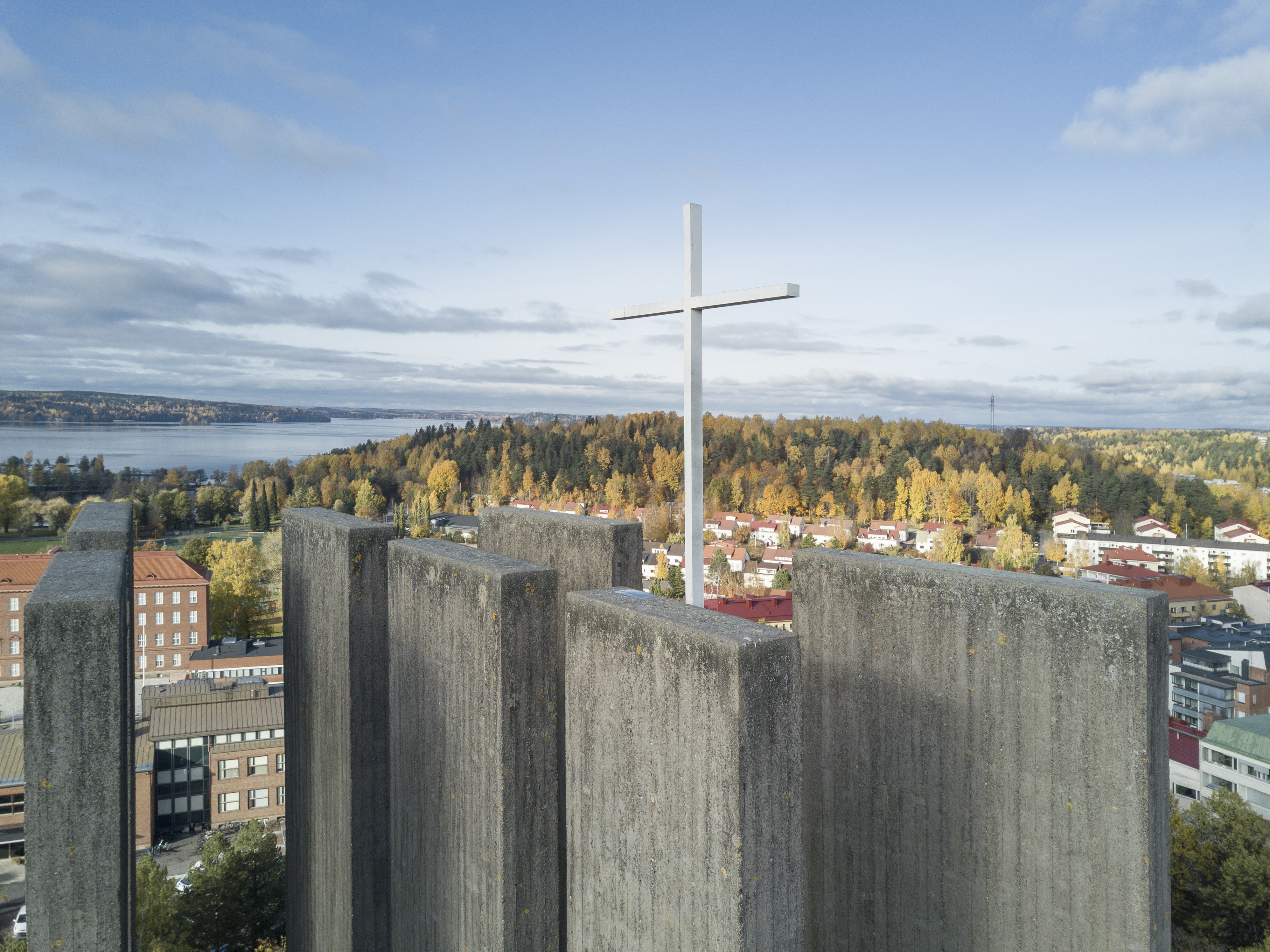 Ilmakuva Lahden Ristinkirkon kellotornista.