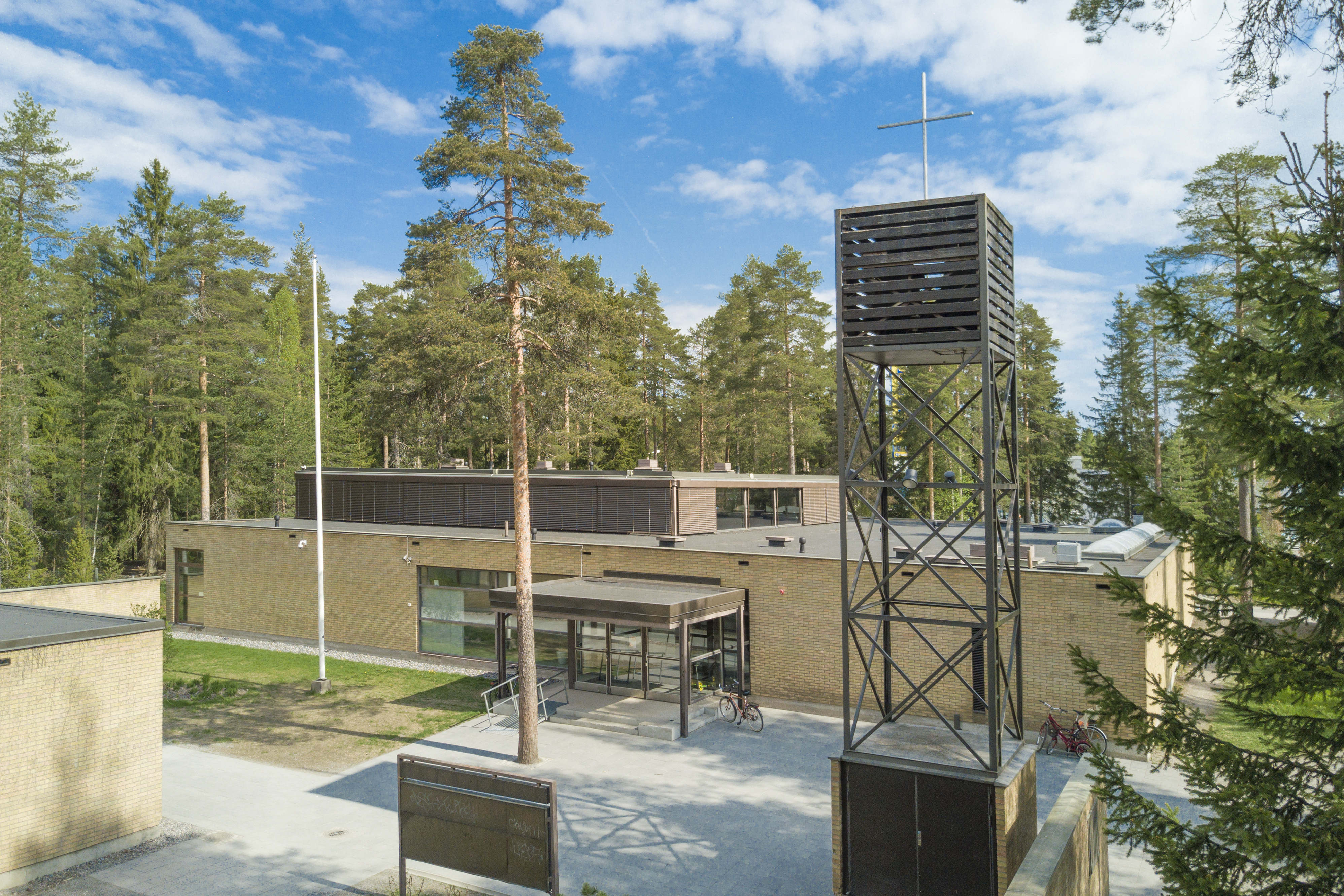 Kesäinen ulkokuva Salpausselän kirkosta.