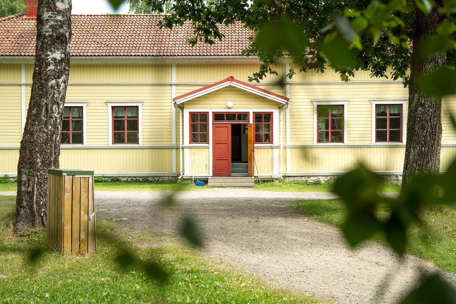 Kuvassa Upilan leirikeskuksen päärakennus.