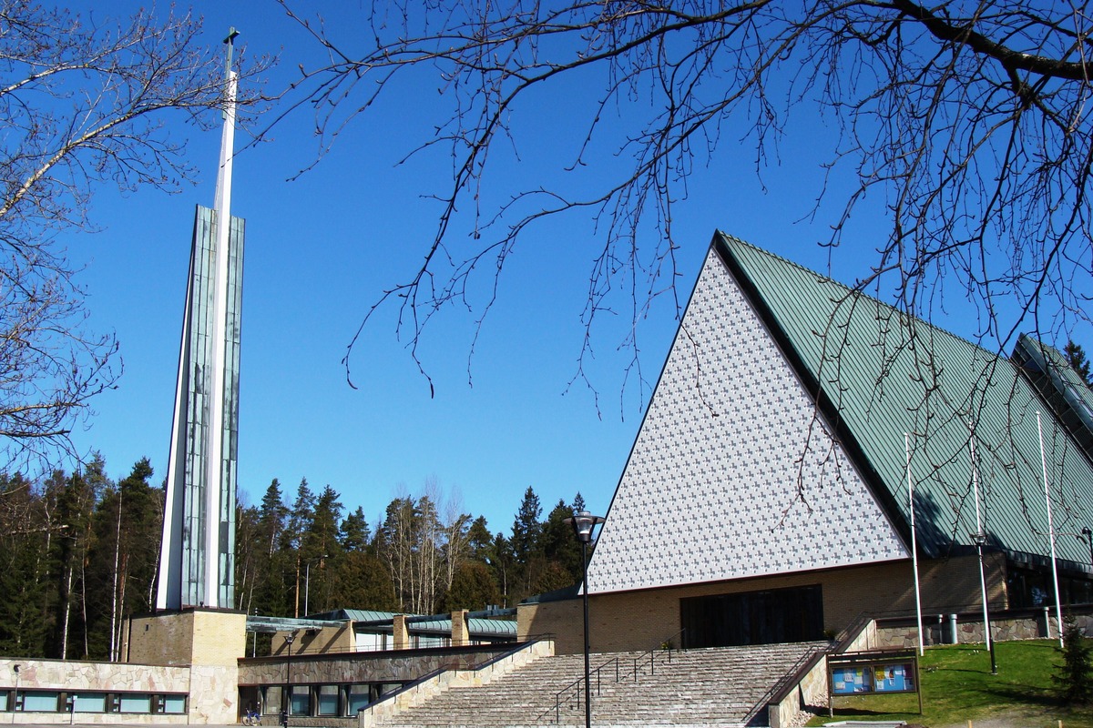 Joutjärven kirkko, ulkokuva keväällä