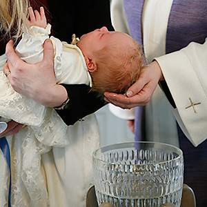 Pappi kastaa lasta