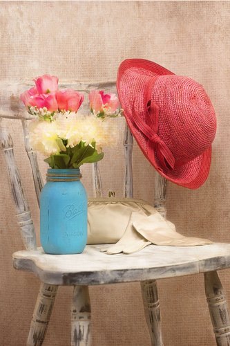 Hattu ja hansikkaat tuolilla: elämässä tarvitaan kauneutta.