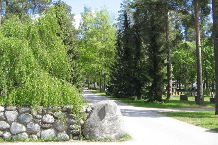 hautausmaan käytävä kesällä