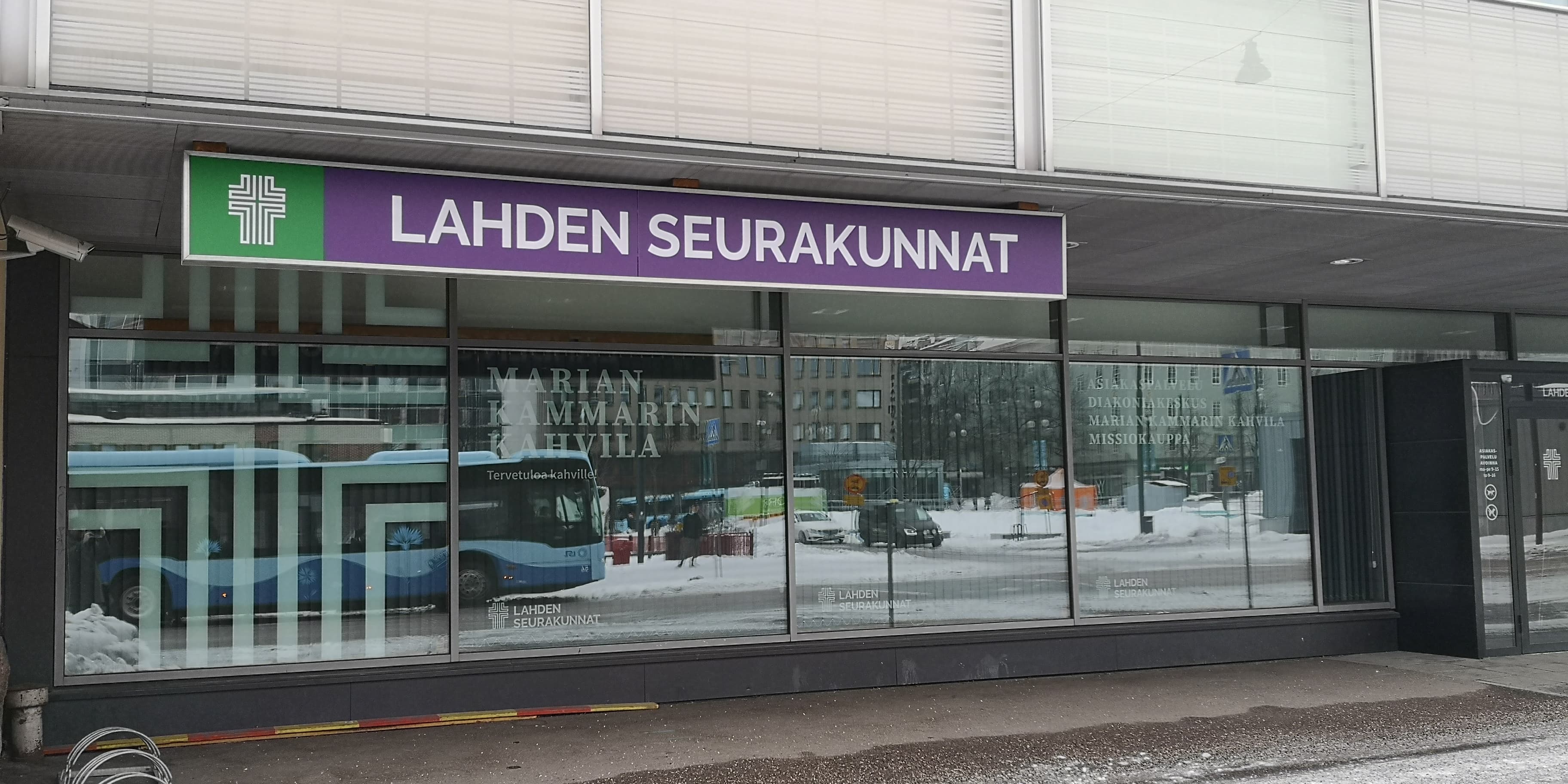 Lahden seurakuntien asiakaspalvelupiste sijaitsee Vapaudenkatu 6:ssa.