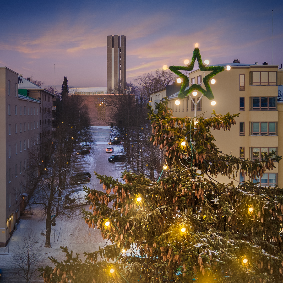 Kuvassa on ilmanäkymä Lahden kauppatorilta. Taka-alalla Ristinkirkko.