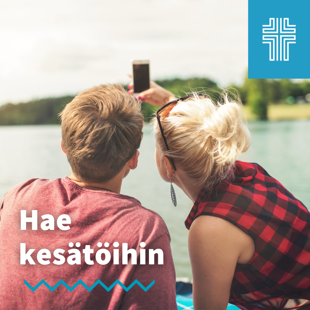 Kuvassa tyttö ja poika istuvat järven rannalla ja ottavat puhelimen kameralla kuvaa. Kuvan päällä teksti: