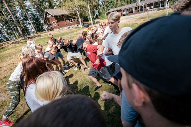 Nuoria pelaamassa ulkona pihapelejä.