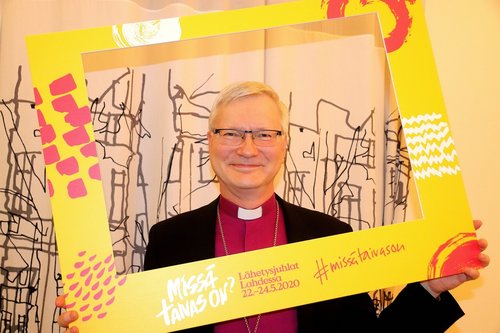 Piispa Seppo Häkkinen toivottaa tervetulleeksi Lahden Lähetysjuhlille. Kuva: Markus Luukkonen