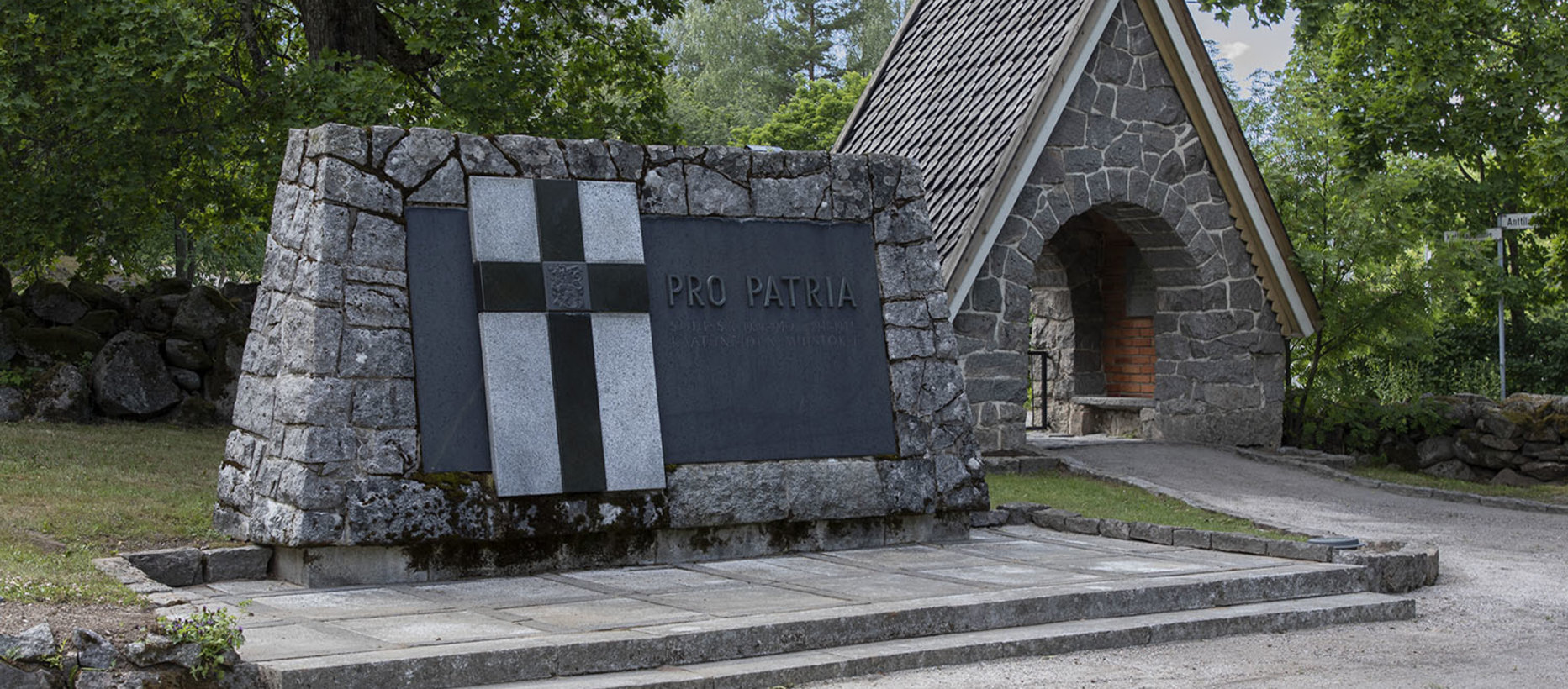 Nastolan sankarihautausmaan Pro Patria muistomerkin edustan kivetykset on kunnostettu.