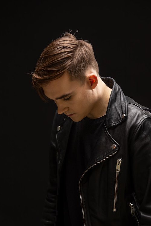 Ollie allekirjoitti vuonna 2016 levytyssopimuksen Universal Musicin alaisen M-Eazy Music -levy-yhtiön kanssa.