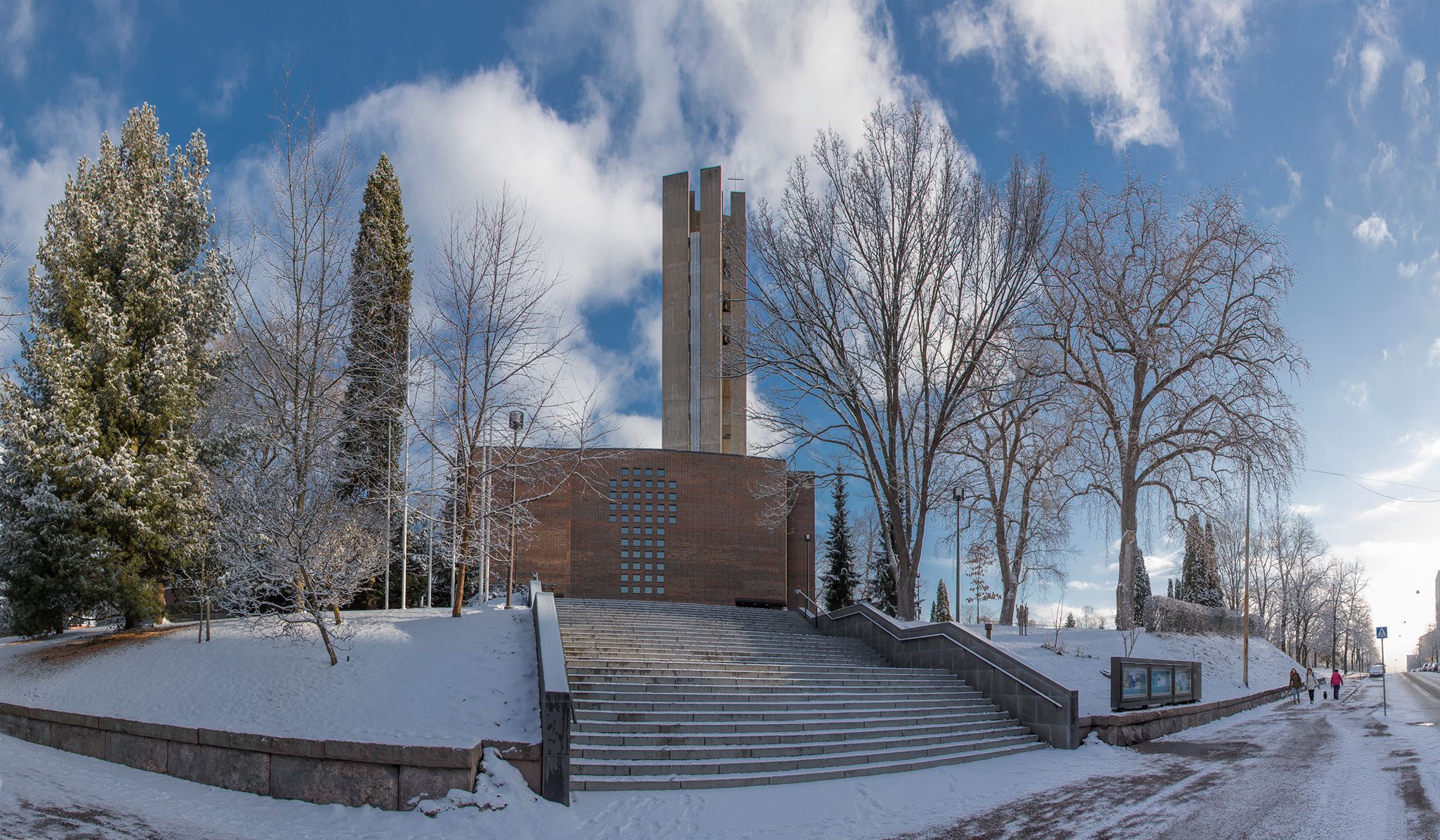 Talvisessa kuvassa on Lahden Ristinkirkko.