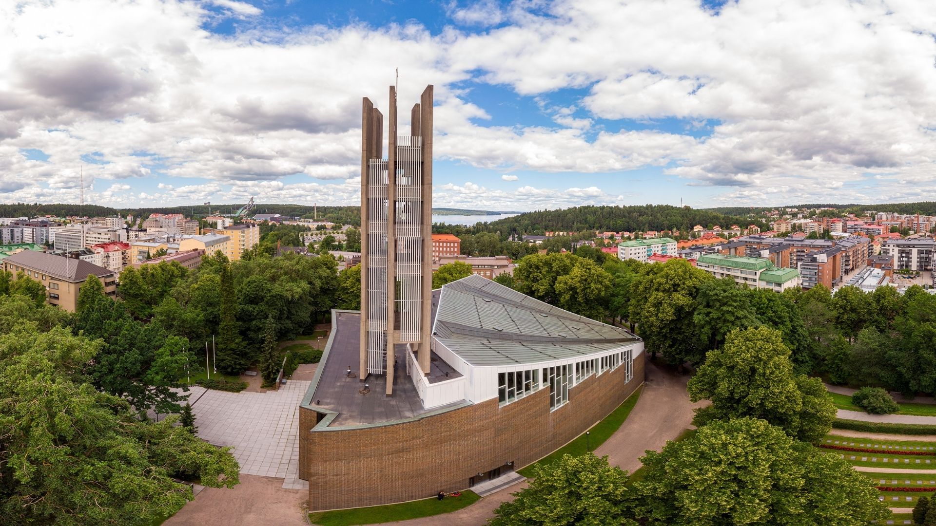 Kuva on ilmakuva Lahden Ristinkirkosta ja taustalla näkyvästä Lahden keskustasta.