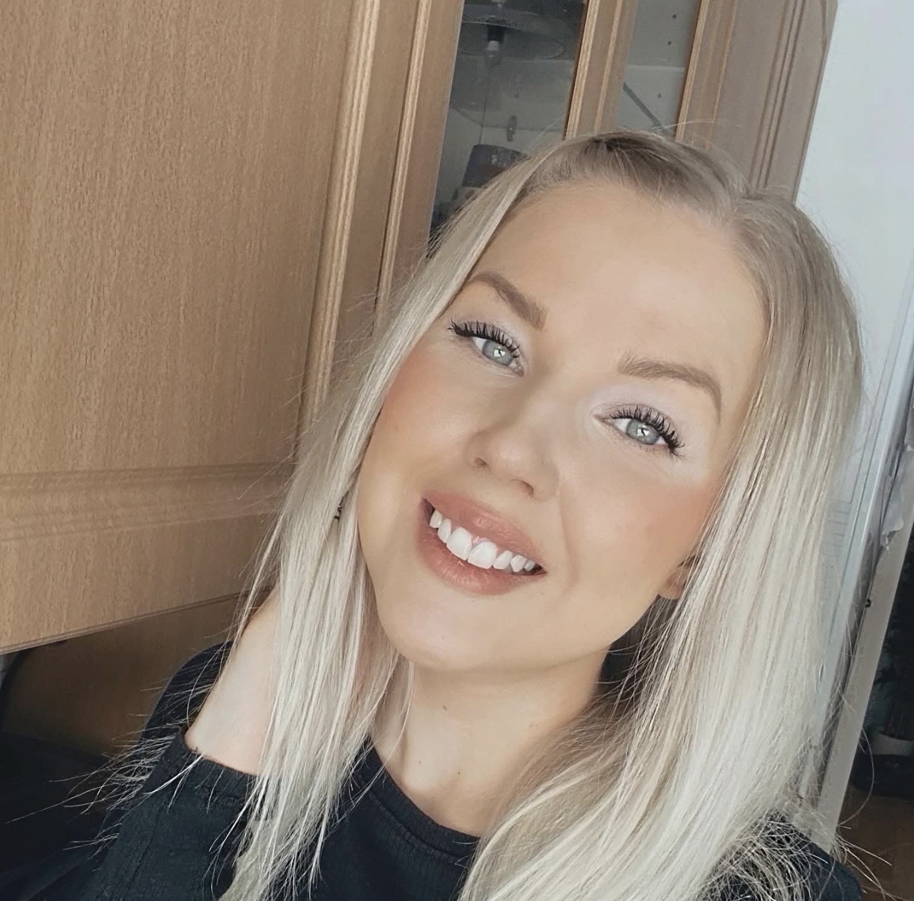 Vaalea Sara hymyilee