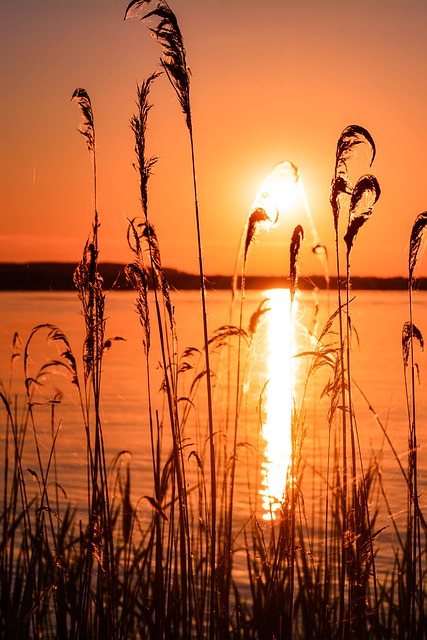 Auringonlasku ja järvimaisema
