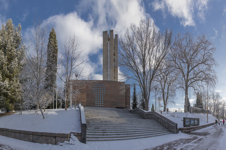 Juhliva kirkonmäki - Ristinkirkko 40 vuotta, kirkonpaikka 140 vuotta Juhliva kirkonmäki - Ristinkirkko 40 vuotta, kirkonpaikka 140 vuotta