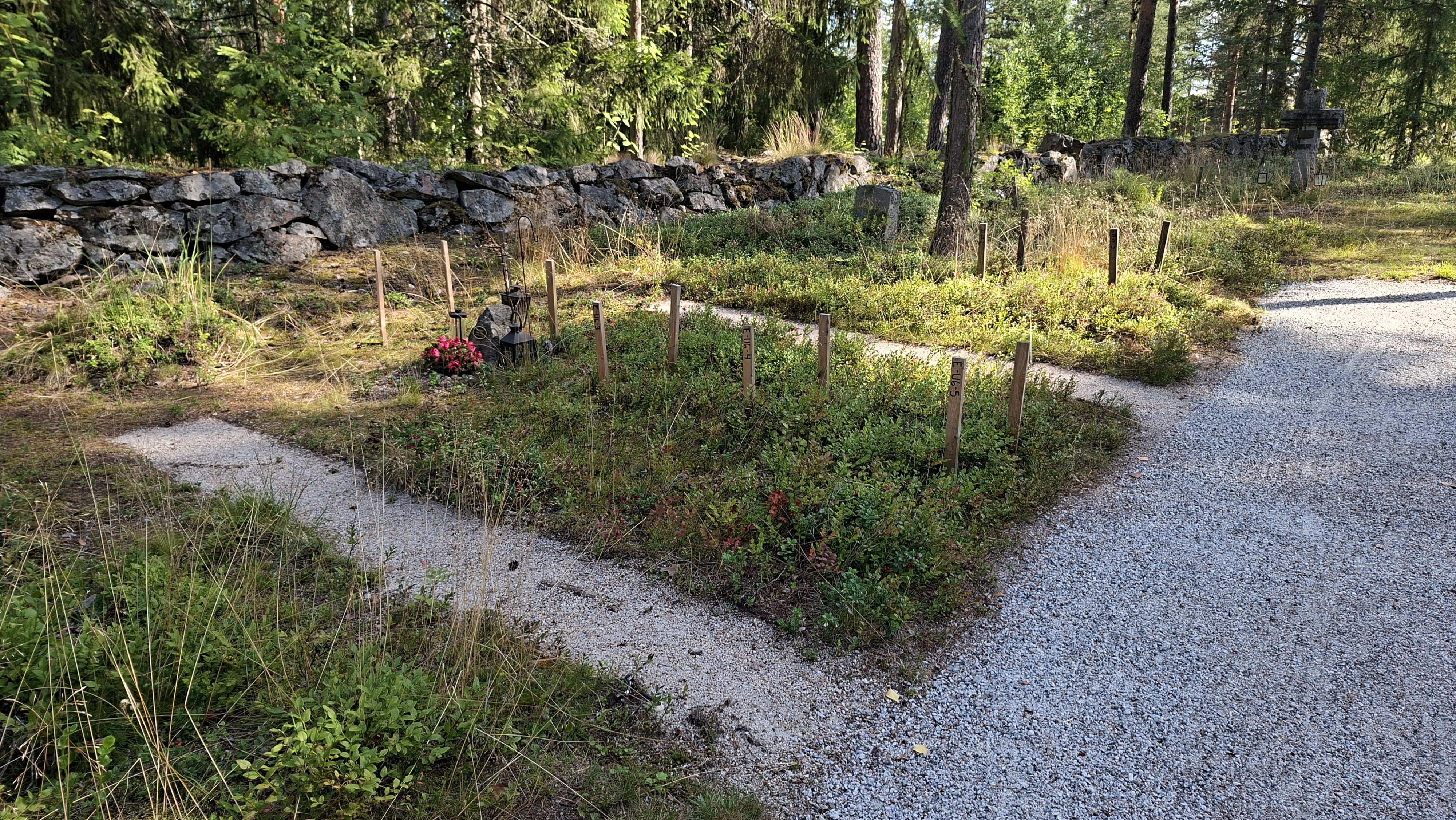 Hauta-alue on varvikkopohjainen. Vierellä kulkee luonnonkivimuuri.