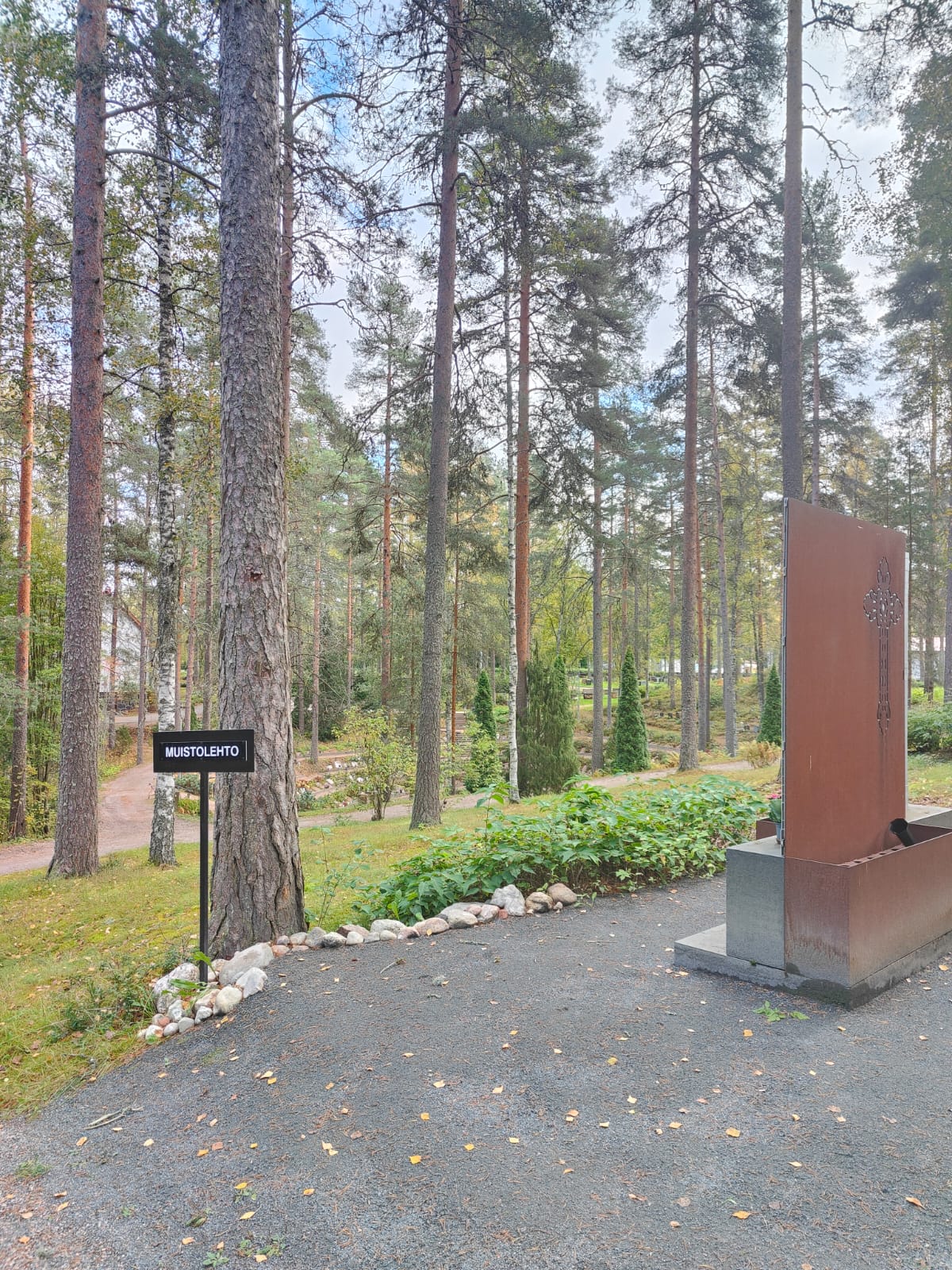 Cortenteräksinen yhteishautamuistomerkki vainajien nimilaattoja varten.